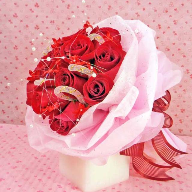 تشكيلات الورود ... هواية ايضاااا BF1255E_12_Red_Roses_with_special_wrapping